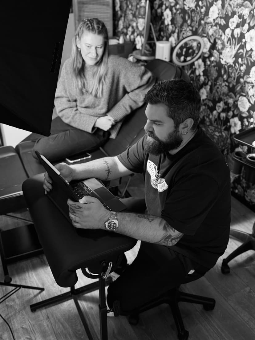 Kundenberatung für ein personalisiertes Tattoo-Design